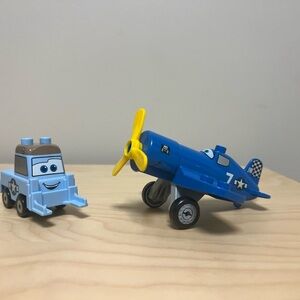 LEGO DUPLO DISNEY PLANES SKIPPER’S FLIGHT SCHOOL: SKIPPER, SPARKY FORKLIFT TRUCK